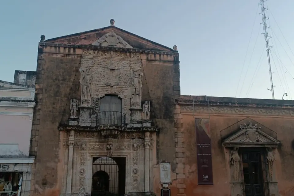 Portada de piedra de Casa Montejo frente a la plaza de Mérida